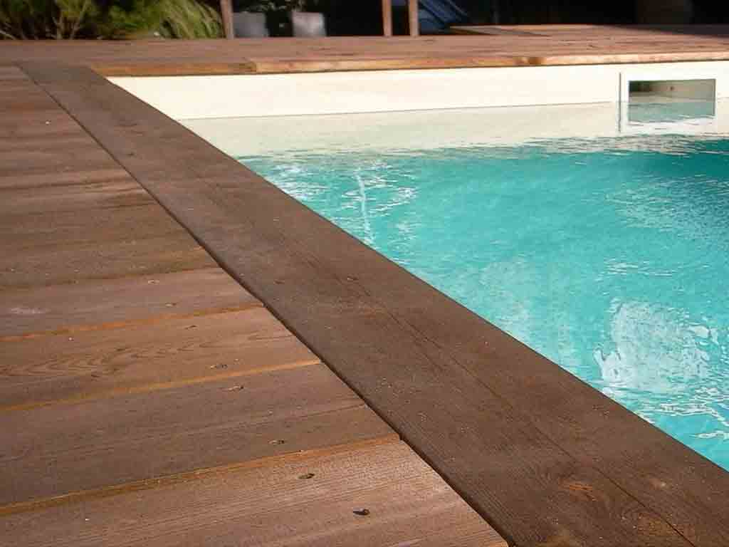 terrasse pin en bordure de piscine la rochelle