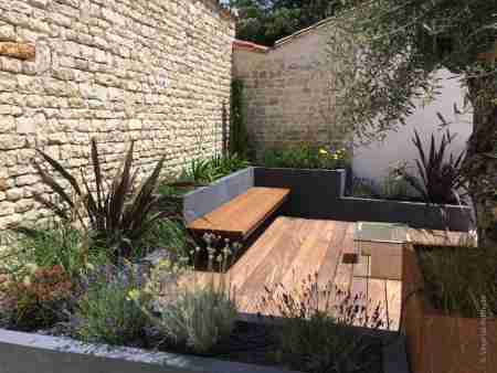 Espace végétalisée, jardiniere et maconnerie paysagère autour de la terrasse bois