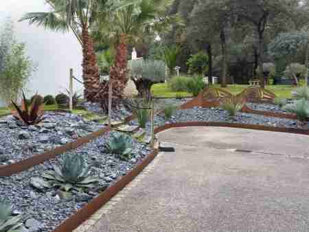 Jardin contemporain rivedoux deco Corten 1an apres
