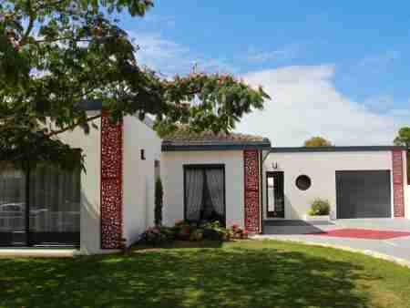 amenagement jardin et panneaux decoratif métal sur facade